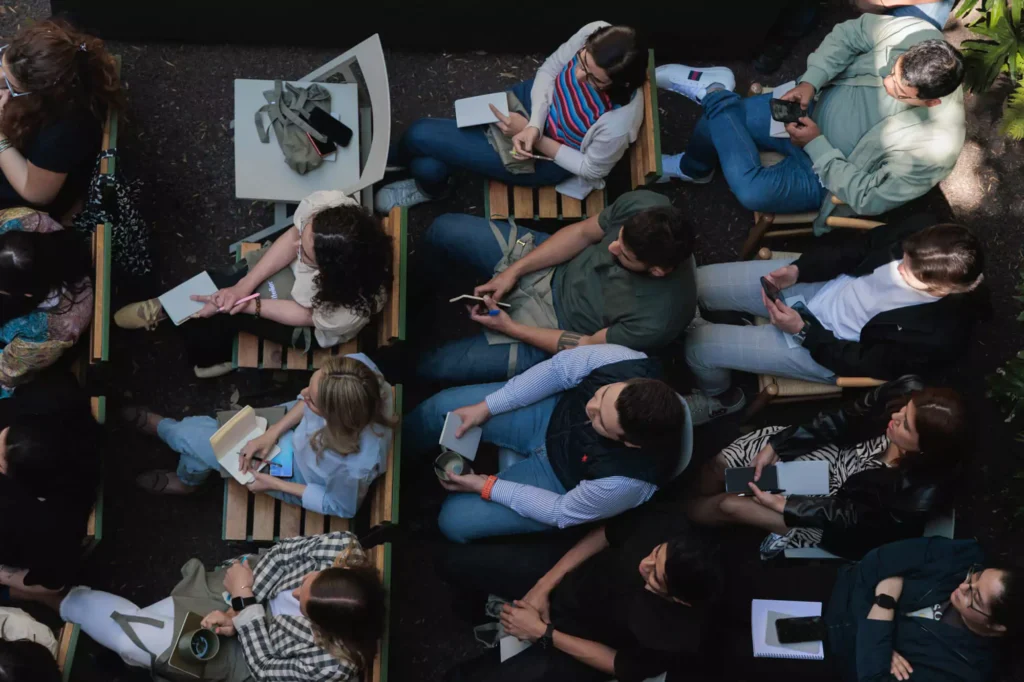 Miembros del equipo de Vitelier iniciando su evento de kick-off 2025