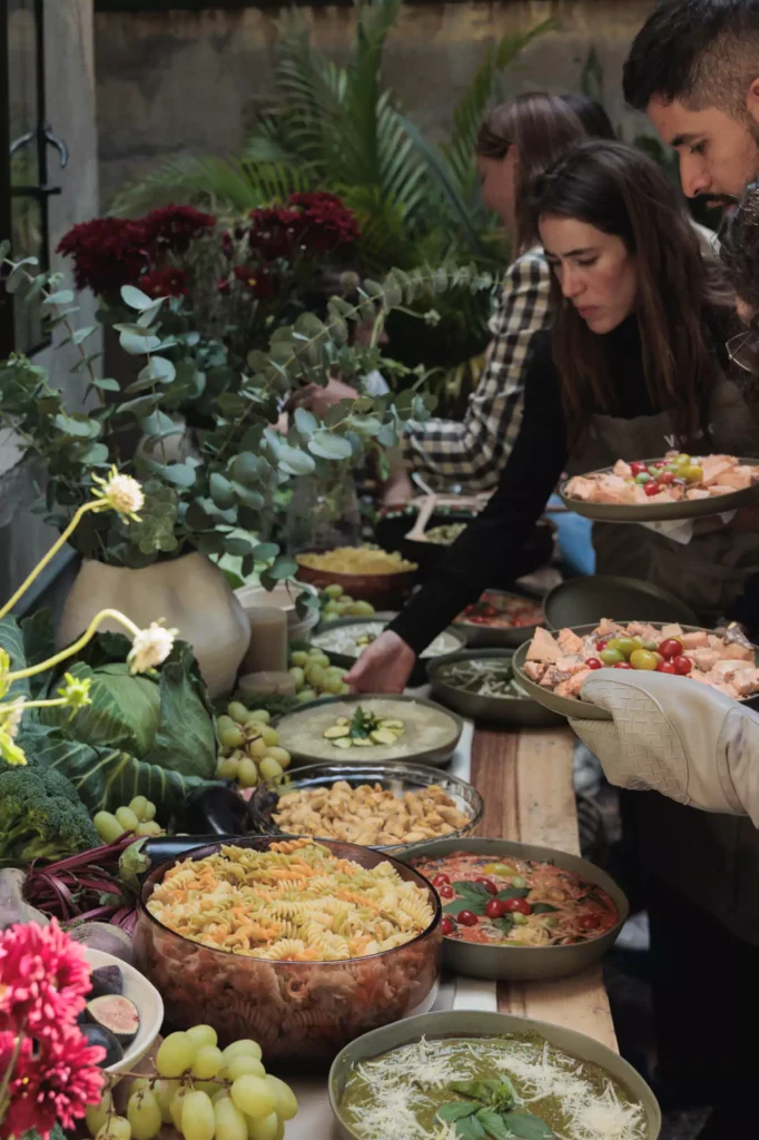 Miembros del equipo de Vitelier degustando los alimentos que prepararon en conjunto