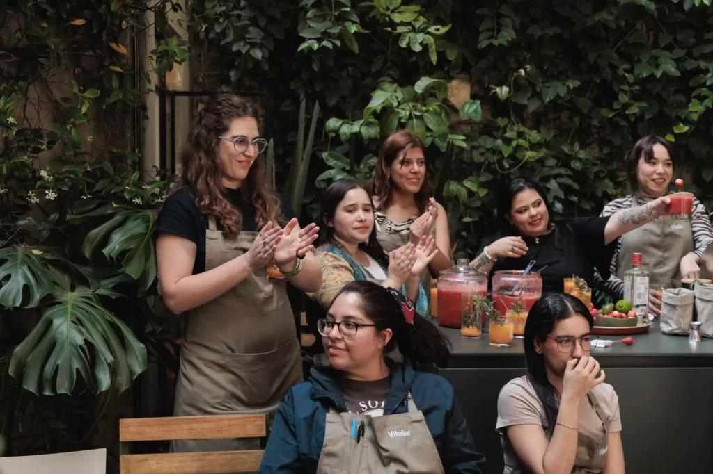 Equipo de Vitelier preparando mixología en su evento de kick-off 2025