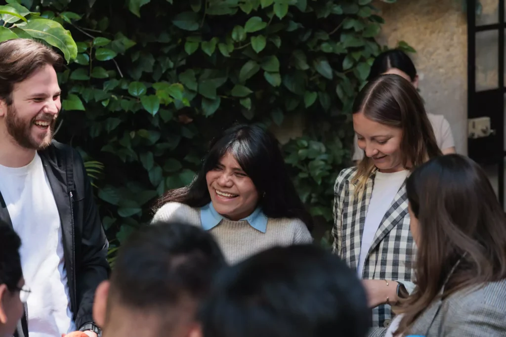 Miembros del equipo de Vitelier realizando una dinámica que demuestra el flujo de trabajo de la empresa