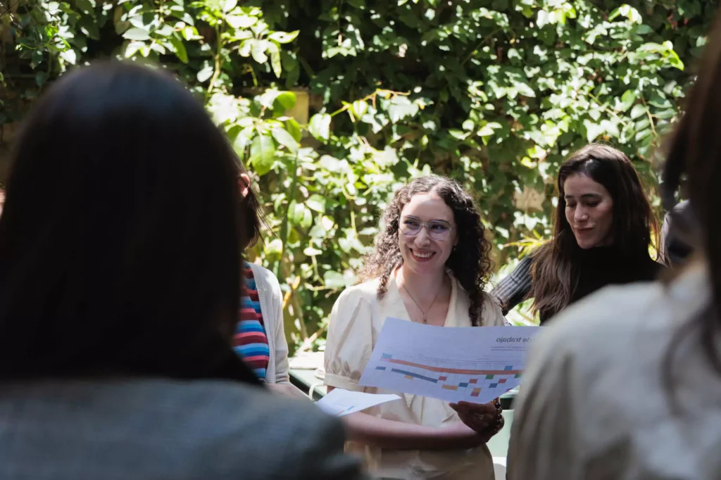 Miembros del equipo de Vitelier realizando una dinámica que demuestra el flujo de trabajo de la empresa