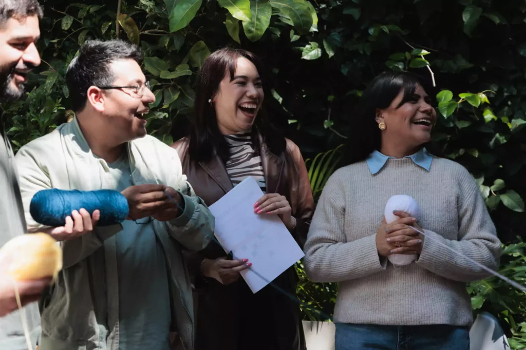 Miembros del equipo de Vitelier realizando una dinámica que demuestra el flujo de trabajo de la empresa