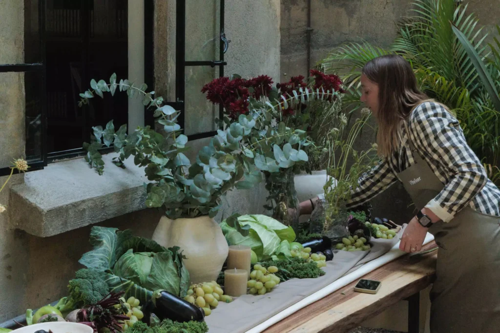 Miembro del equipo de Vitelier montando la mesa al estilo farm-to-table para su evento de kick-off 2025