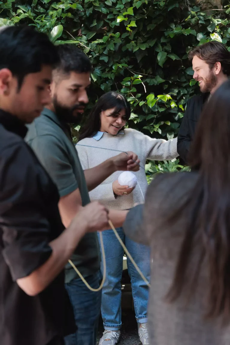Miembros del equipo de Vitelier realizando una dinámica que demuestra el flujo de trabajo de la empresa