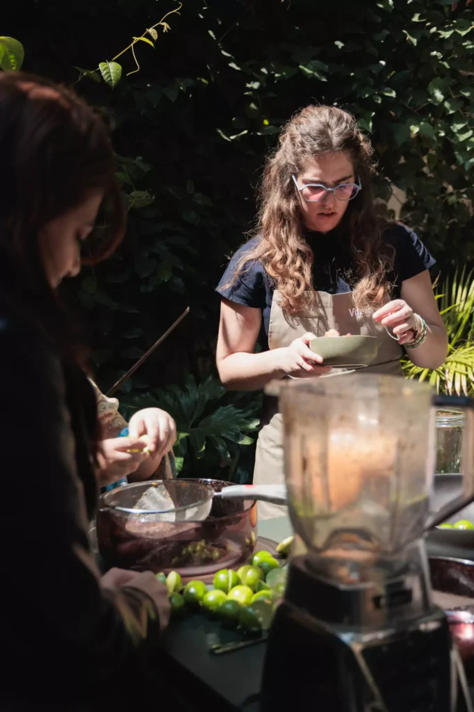 Miembros del equipo de Vitelier sirviendo la mixología que prepararon como parte de su evento de kick-off 2025