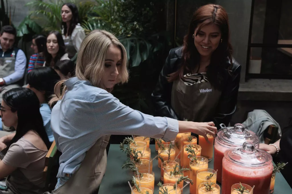 Miembros del equipo de Vitelier sirviendo la mixología que prepararon como parte de su evento de kick-off 2025
