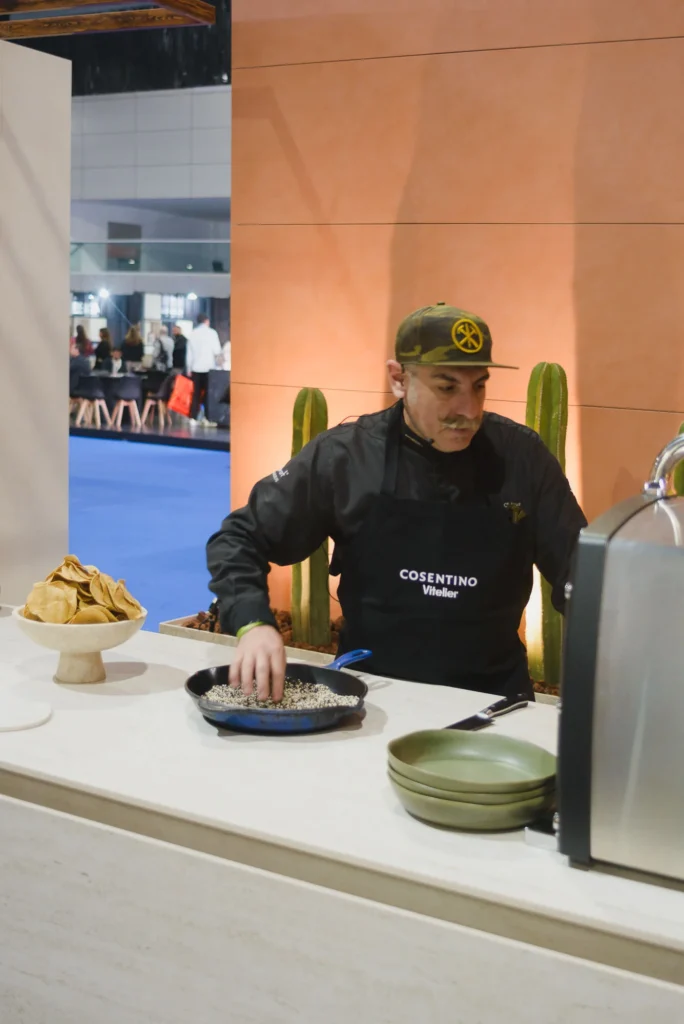 Chef Aquiles Chávez en el stand de Cosentino para Obra Blanca 2025