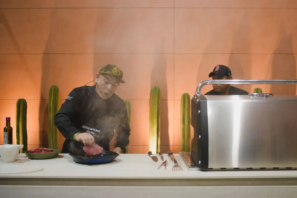 Chef Aquiles Chávez en el stand de Cosentino en Obra Blanca 2025