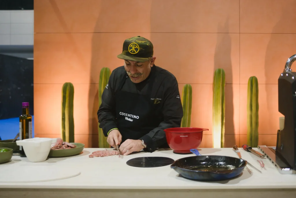 Chef Aquiles Chávez en el stand de Cosentino en Obra Blanca 2025