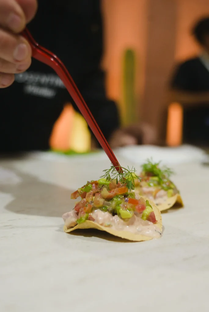 Chef Aquiles Chávez en el stand de Cosentino para Obra Blanca 2025