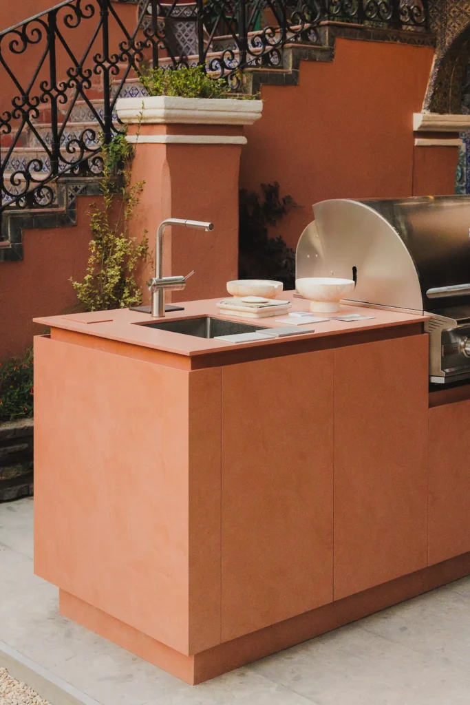 Cocina exterior color terracota de Vitelier.