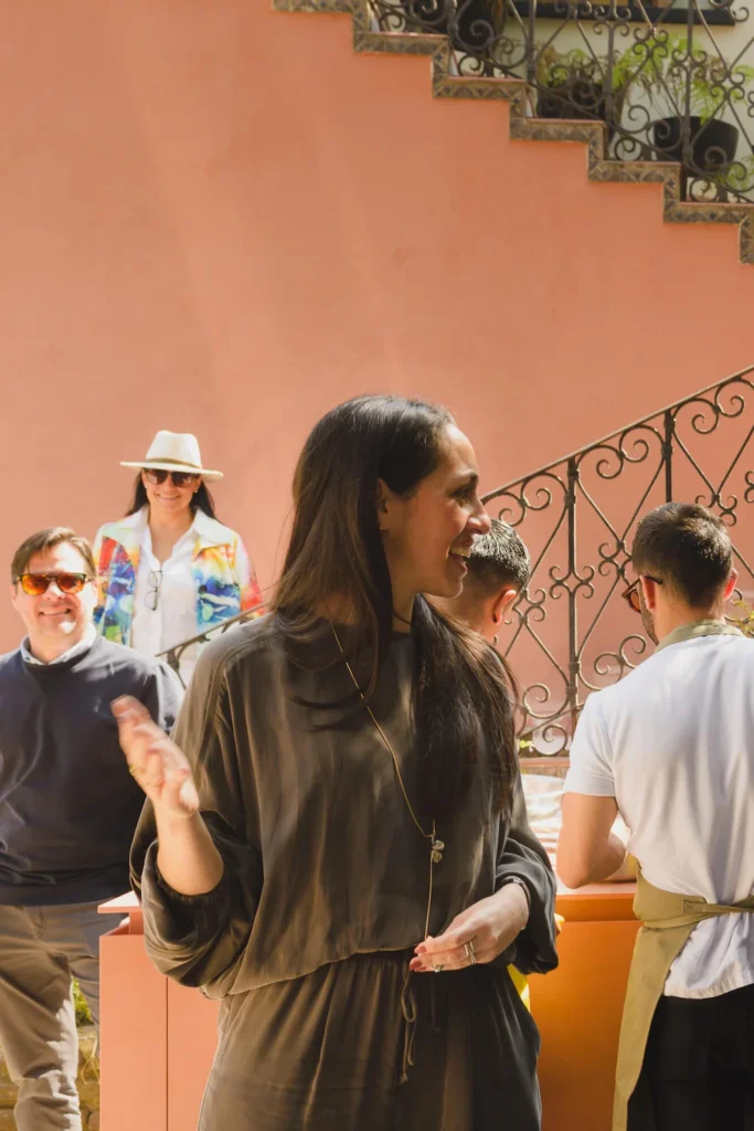 Arquitecta Estefanía Hoth en patio de Design House