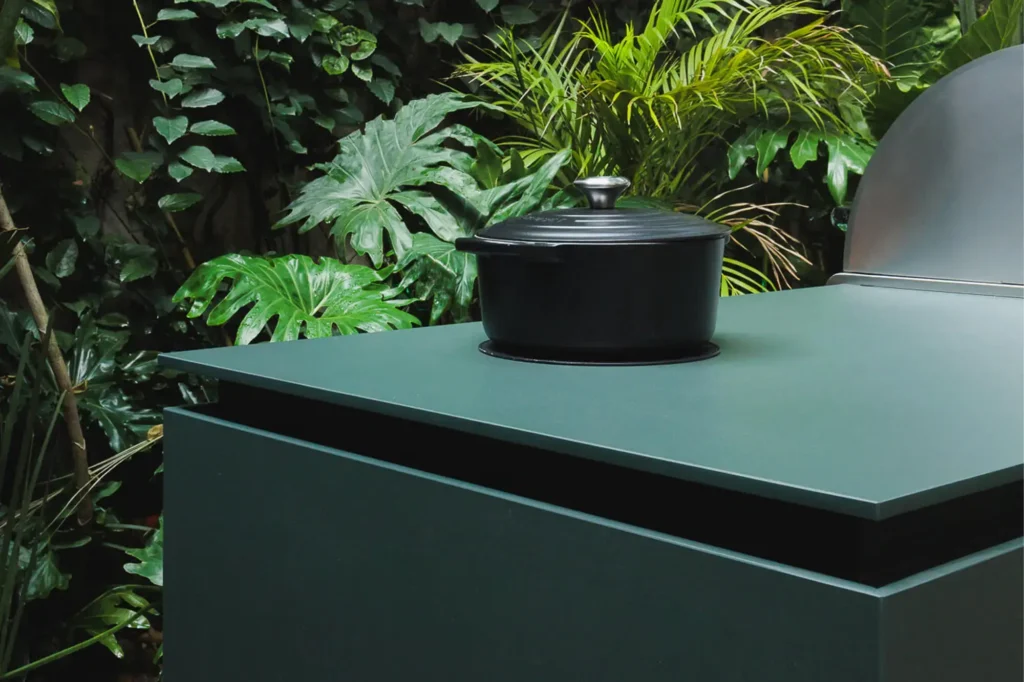 Dekton Verde en cocina exterior detalle gola