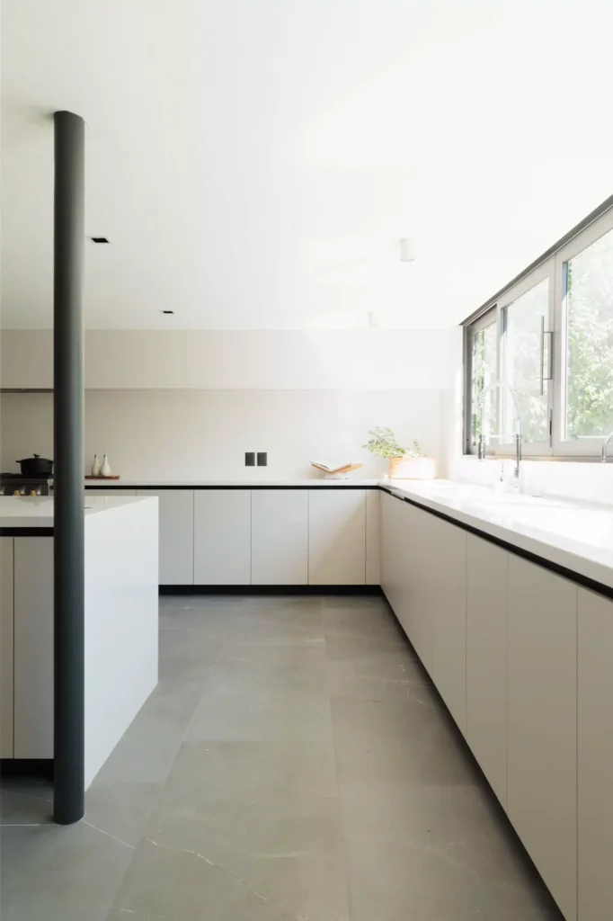 Modern kitchen designed by Vitelier in Pedregal, Mexico City, with integrated living area