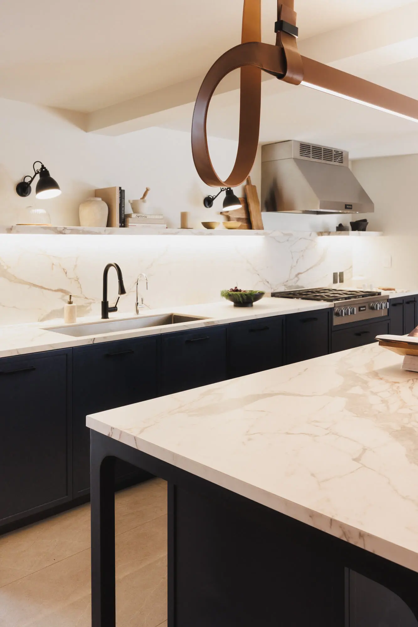 Blue lacquered kitchen with white countertop designed by Vitelier in Lomas de Chapultepec, Mexico City
