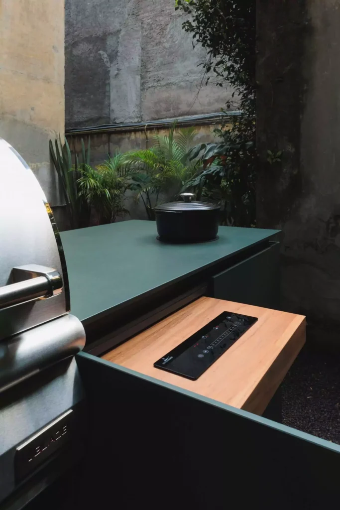 Outdoor kitchen materials: tzalam hardwood, aluminum structure, and sintered stone surface