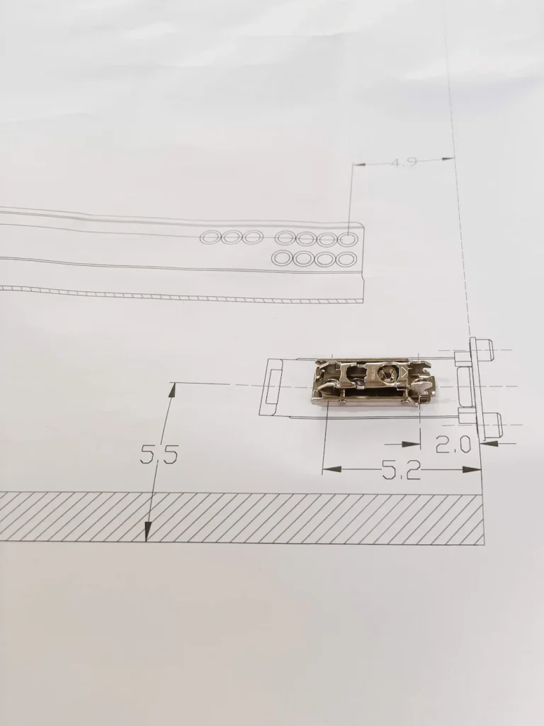 Plano técnico y herraje de precisión para el diseño de cocinas arquitectónicas a medida.