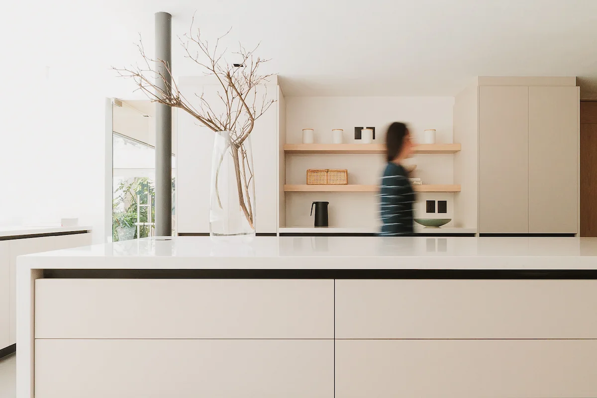 Cocina con diseño arquitectónico minimalista que integra estética y funcionalidad sin fricciones.