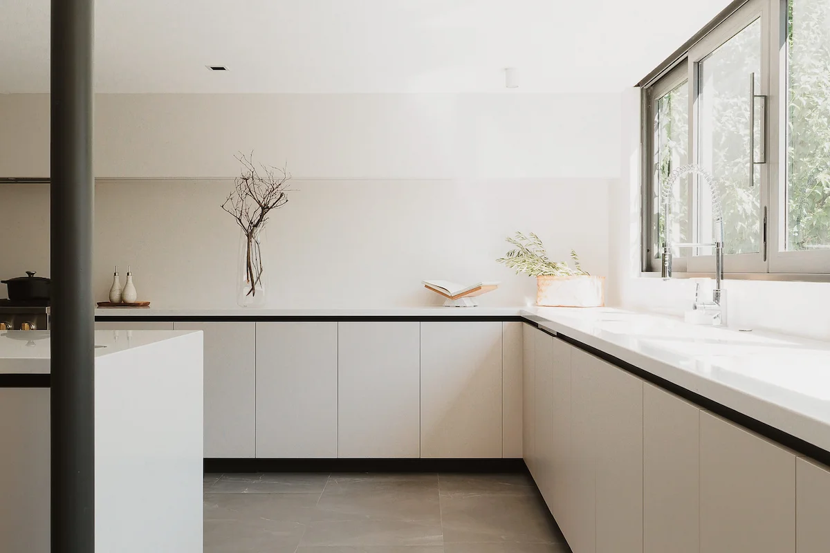 Vista integral de una cocina de diseño funcional donde cada elemento arquitectónico cumple un propósito claro.