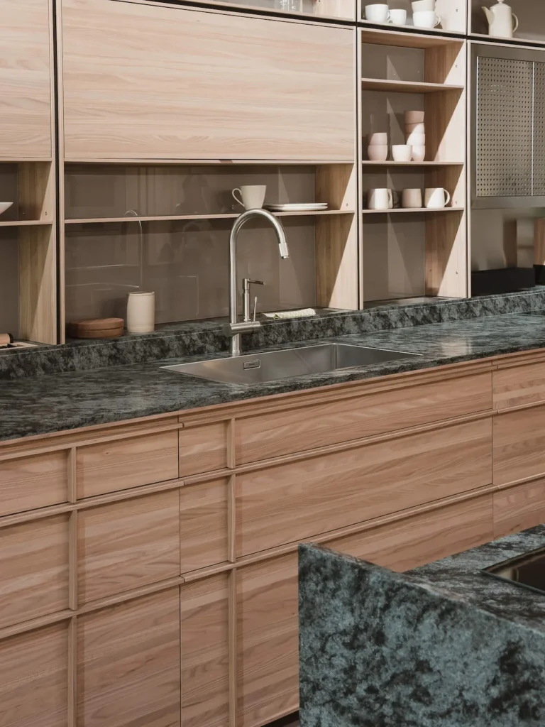 Backsplash funcional con rieles metálicos y accesorios modulares integrados en EuroCucina 2026