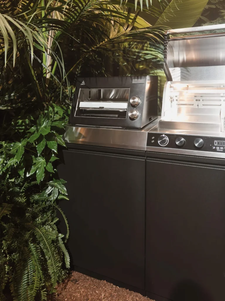 Cocina exterior modular  Miele en acero inoxidable presentada en EuroCucina 2026