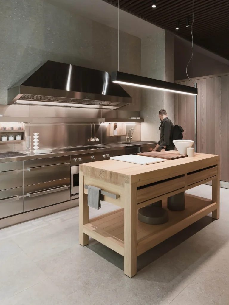 Cocina con frentes y estructura de acero inoxidable cepillado presentada en EuroCucina 2026