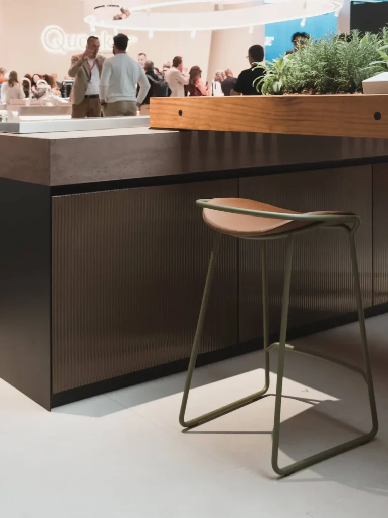 Frente de gabinete en cristal acanalado (fluted glass) templado, tendencia EuroCucina 2026