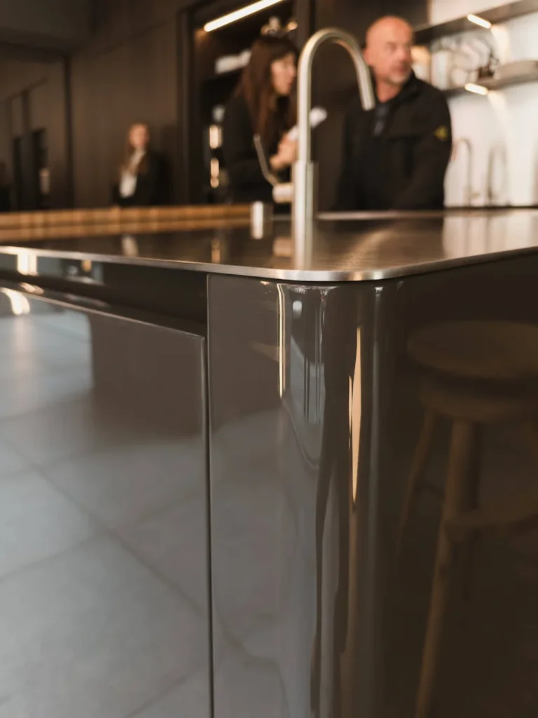 Detalle de cubierta de cocina con nariz redondeada en piedra natural EuroCucina 2026