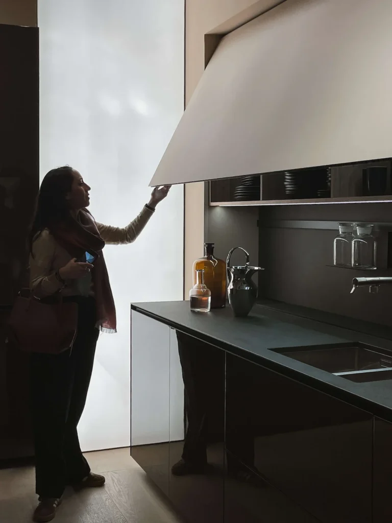 Estefanía Hoth de Vitelier observando integración de campana y backsplash en EuroCucina 2026