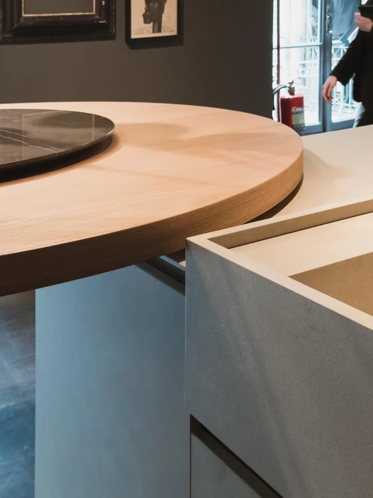 Isla de cocina con base curva y volumen orgánico, tendencia principal de EuroCucina 2026