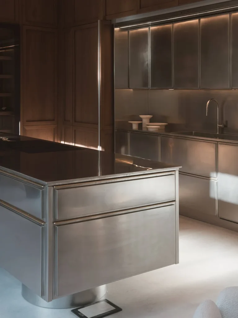 Placa metálica de 4 mm en cubierta de cocina con acabado cepillado EuroCucina 2026