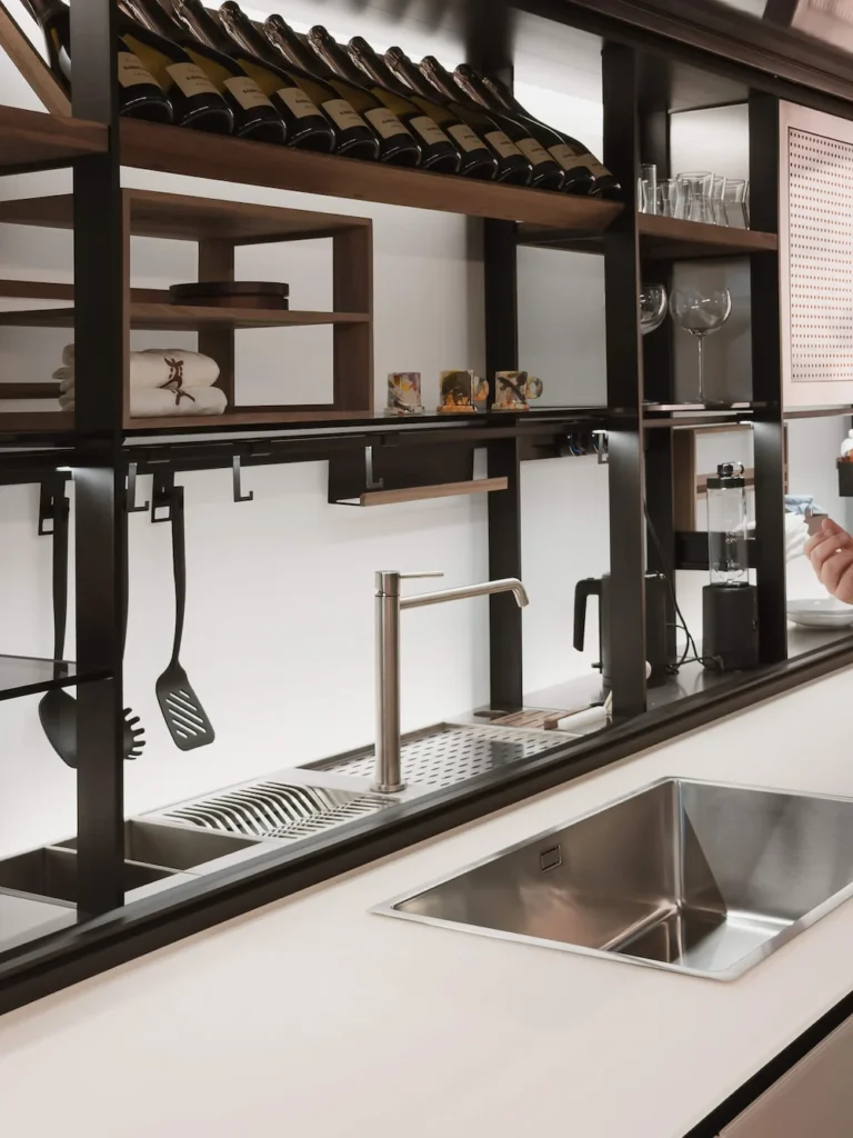 Sistema modular de backsplash con porta-utensilios e iluminación lineal integrada