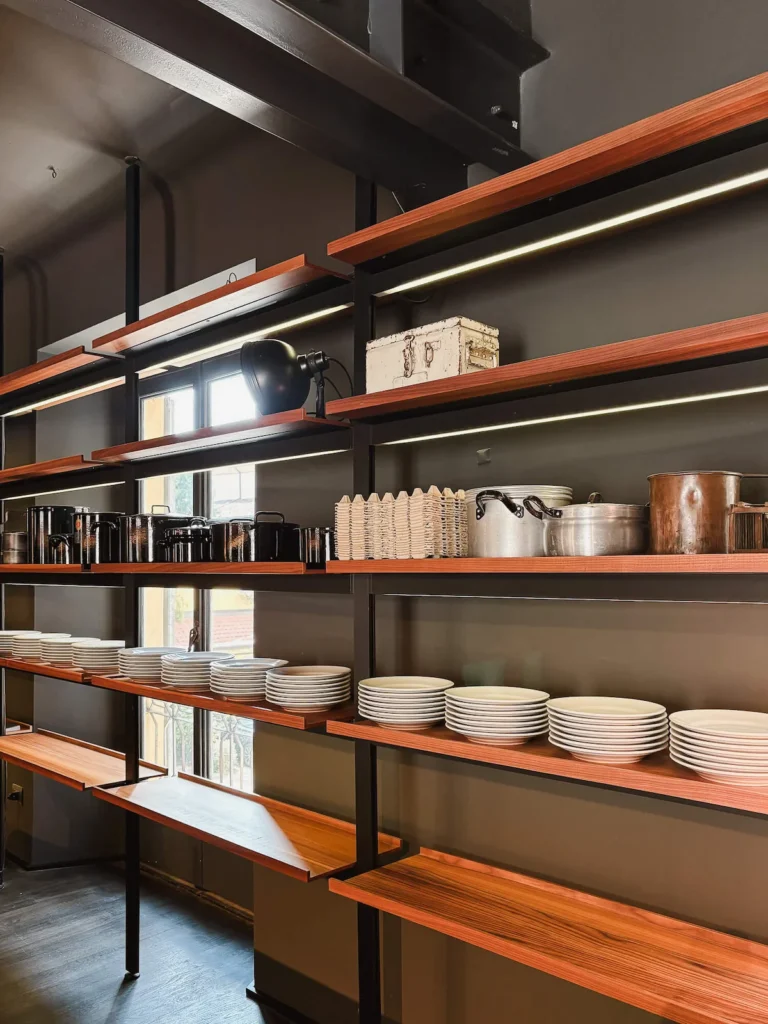Paneles de madera en acabado mate con estantería abierta en el stand Boffi, EuroCucina 2026.