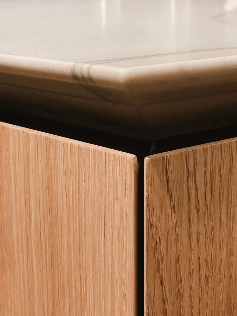 Combinación de piedra natural y madera sólida en stand Boffi, EuroCucina 2026.