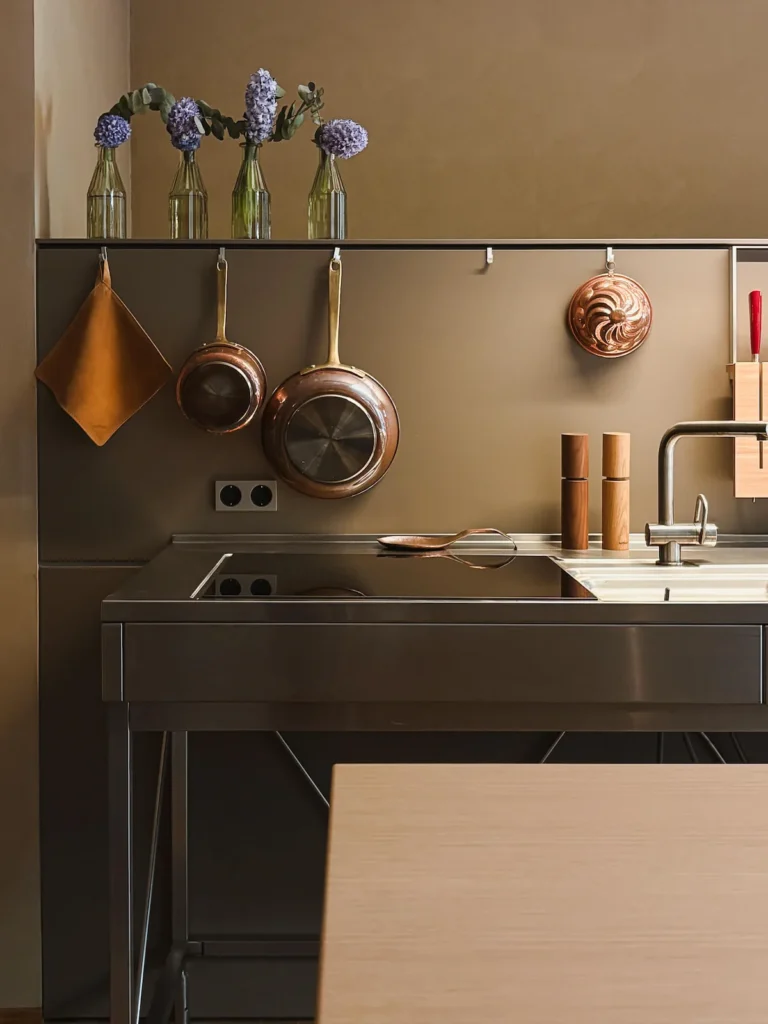 Utensilios de cobre sobre superficie metálica en Bulthaup en EuroCucina 2026.