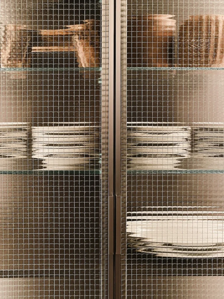 Frente de cristal con textura de malla en cocina de EuroCucina 2026.