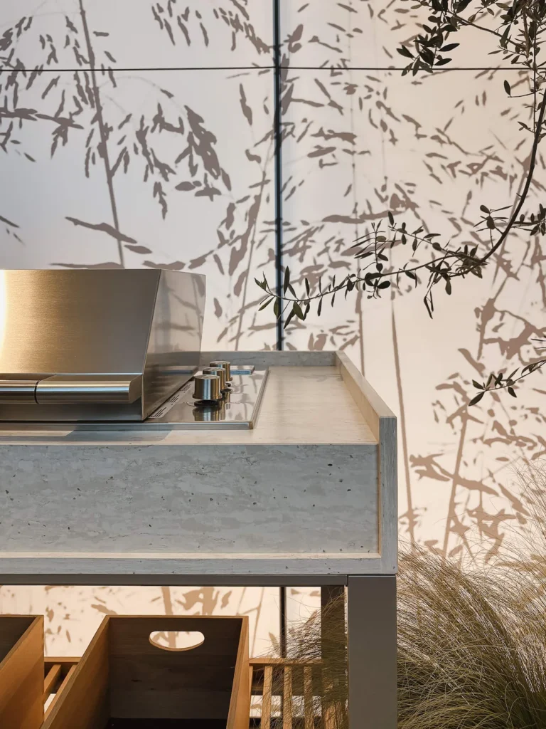 Cubierta de gres porcelánico en Ernestomeda K-Garden en EuroCucina 2026.