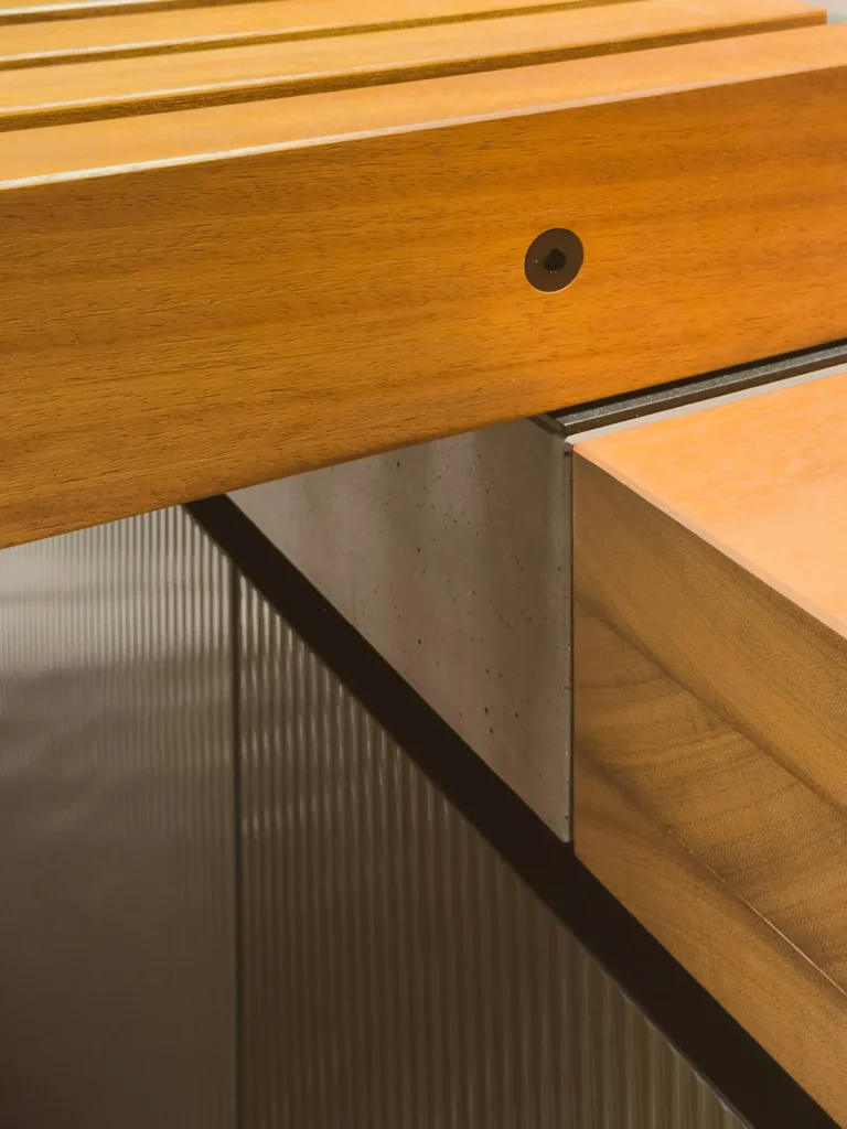 Panel de cristal acanalado bajo cubierta de madera en Evoluta OTOK.