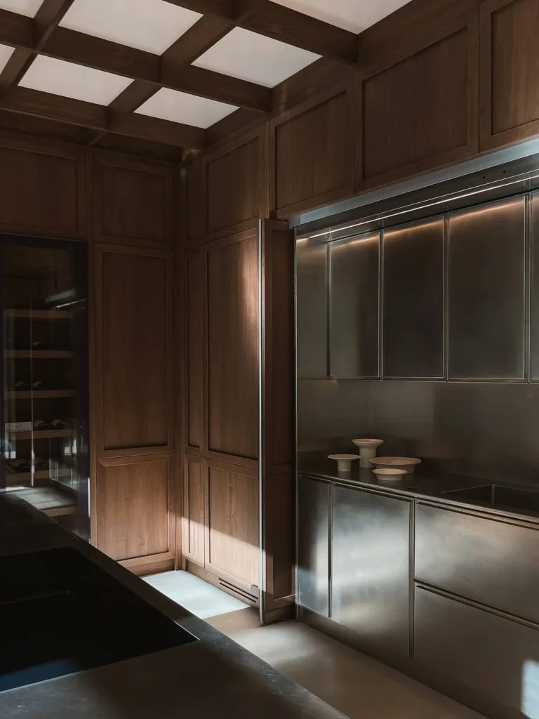 Combinación de acero inoxidable y madera de roble en stand Lottocento, EuroCucina 2026.