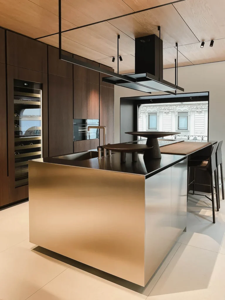 Cocina con frentes completos de acero cepillado oscuro mate en stand Poliform, EuroCucina 2026.