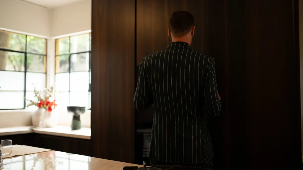 Axel Kniehl de Miele recorre la cocina de madera oscura en el showroom de Casa Vitelier