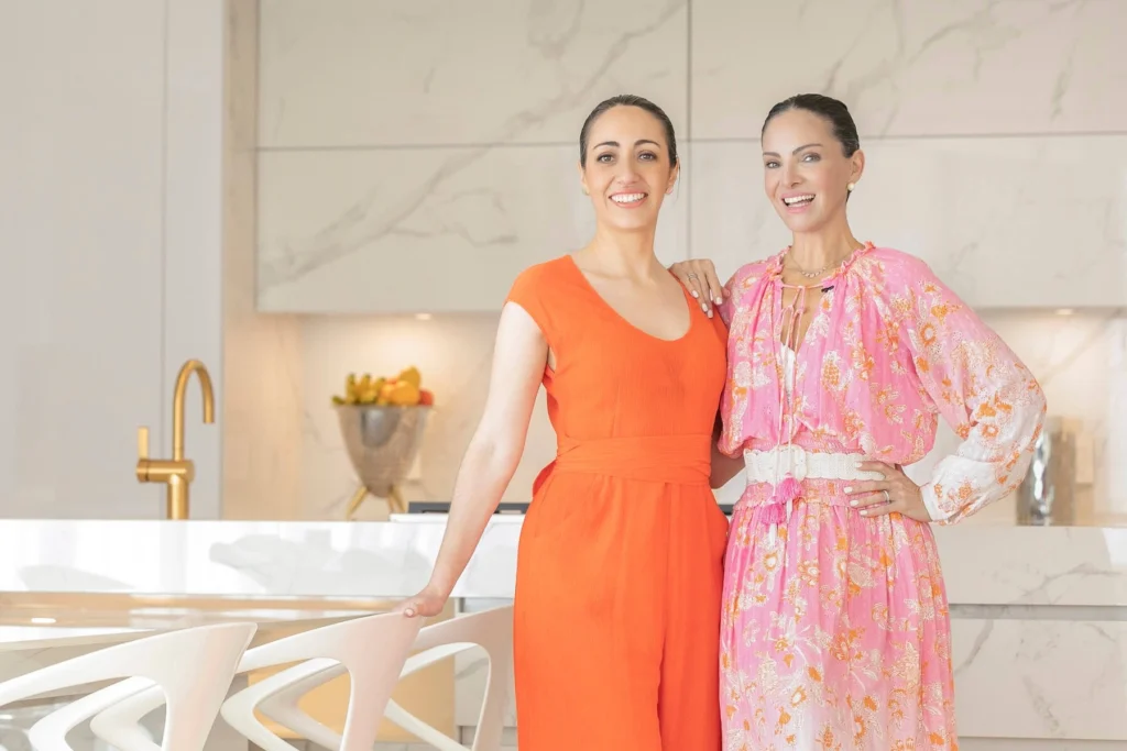 Estefanía Hoth y Paulina Abascal en la cocina de su departamento en Acapulco.