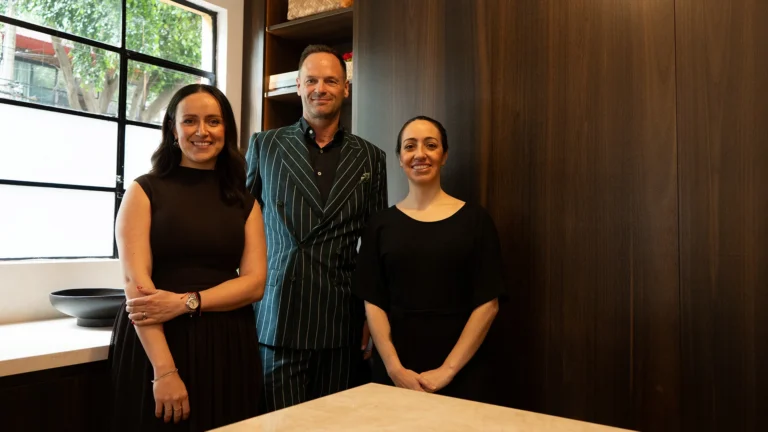 Estefanía Hoth, Axel Kniehl de Miele y equipo Vitelier en el showroom de Casa Vitelier, Ciudad de México