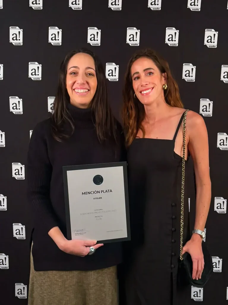 Equipo de Vitelier con el diploma de Mención Plata para Fuori, categoría Interiorismo · Proyectos Especiales, Premio a! Diseño.
