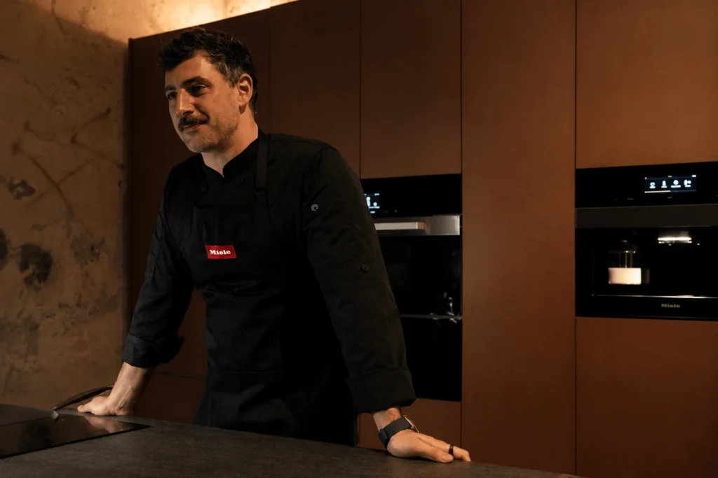 El chef Miguel Sánchez Navarro, de Cardo, en la cocina diseñada por Vitelier en Casa Taittinger