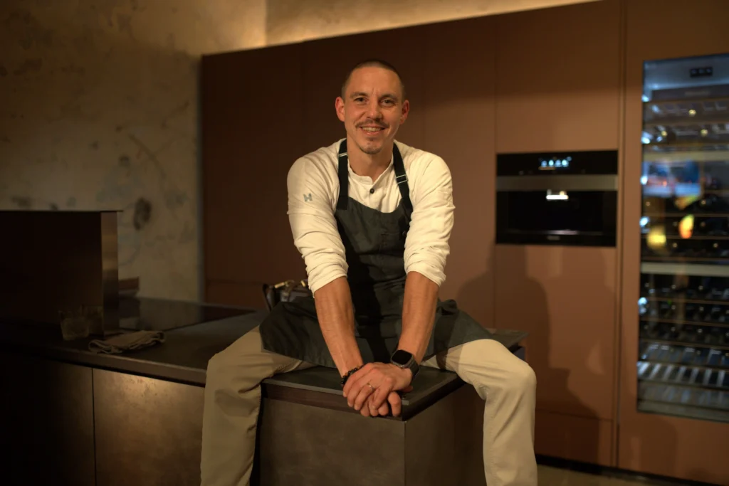 El chef Sean Grundey sentado en la isla de la cocina Vitelier en Casa Taittinger