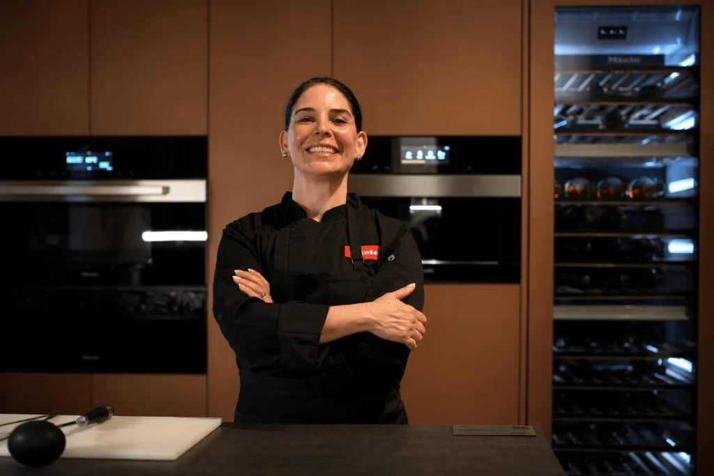 La chef Zahie Téllez en la cocina Vitelier de Casa Taittinger, frente a los hornos Miele